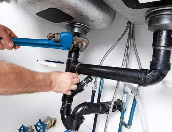 Un experto en fontanería y calefacción en pleno trabajo en una casa.