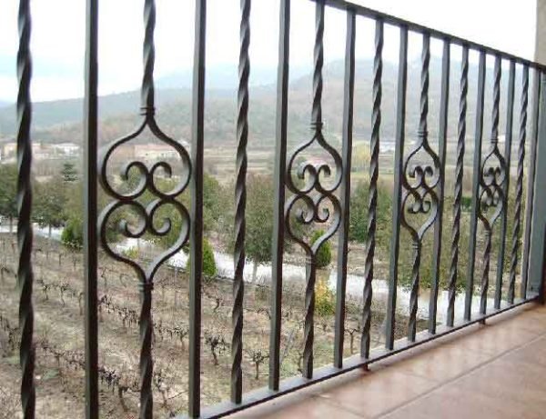 Foto de una puerta de entrada de acero con un diseño personalizado fabricada e instalada por Reformas La Sagra.