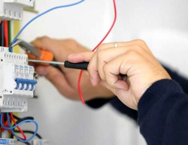 Imagen de un electricista haciendo una instalación y mantenimiento de sistemas eléctricos.